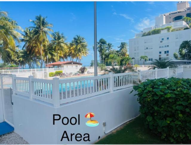 Isla Verde Frente A La Playa Y Piscina, Centrico Y Accesible Сан-Хуан Экстерьер фото